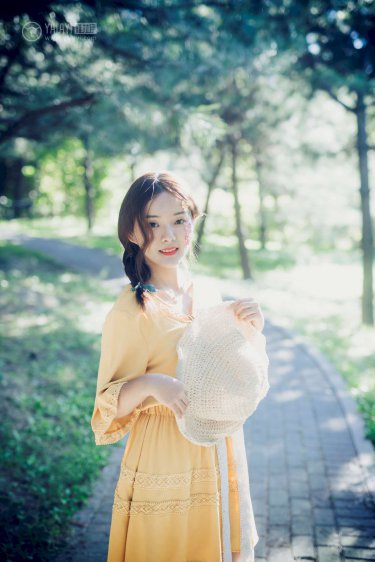 两个硕大的乳球溢出奶水